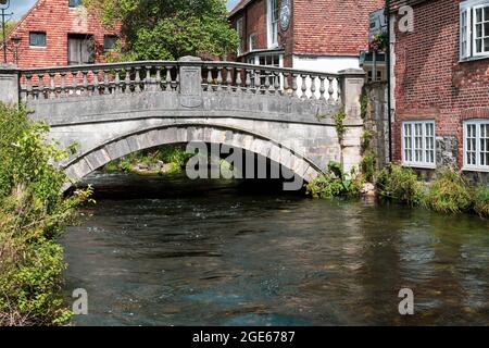 Winchester, Großbritannien, 10. August 2021:- The Bridge over the River Itchen near the Bishop on the River Pub Stockfoto