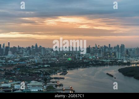 Bangkok, Thailand - Aug 04, 2021 : schöne Kurve des chao phraya Flusses in der Abendzeit. Gute Zeit, um den Sonnenuntergang letzte Licht der da warten Stockfoto