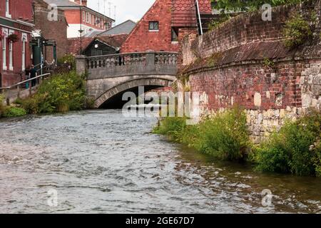 Winchester, Großbritannien, 10. August 2021:- The Bridge over the River Itchen near the Bishop on the River Pub Stockfoto