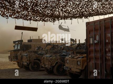 Chinook Helicopter lässt britische Truppen und Lieferungen in der Provinz Helmand, Afghanistan, fallen. Stockfoto