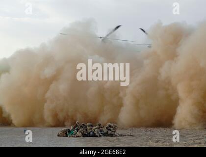 Chinook Helicopter lässt britische Truppen und Lieferungen in der Provinz Helmand, Afghanistan, fallen. Stockfoto