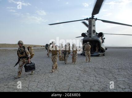 Chinook Helicopter lässt britische Truppen und Lieferungen in der Provinz Helmand, Afghanistan, fallen. Stockfoto