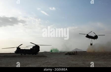 Chinook Helicopter lässt britische Truppen und Lieferungen in der Provinz Helmand, Afghanistan, fallen. Stockfoto