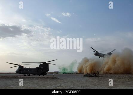 Chinook Helicopter lässt britische Truppen und Lieferungen in der Provinz Helmand, Afghanistan, fallen. Stockfoto