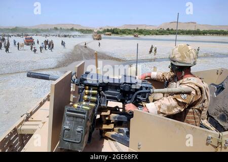 Der schottische Mastiff-Konvoi der British Army 2 überquert den Fluss Musa Qala auf dem Weg nach FOB Edinburgh, Provinz Helmand, Afghanistan. Stockfoto