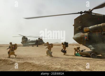 Chinook Helicopter lässt britische Truppen und Lieferungen in der Provinz Helmand, Afghanistan, fallen. Stockfoto