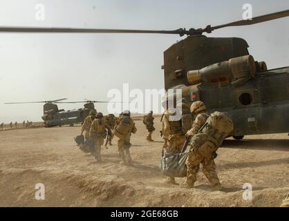 Chinook Helicopter lässt britische Truppen und Lieferungen in der Provinz Helmand, Afghanistan, fallen. Stockfoto