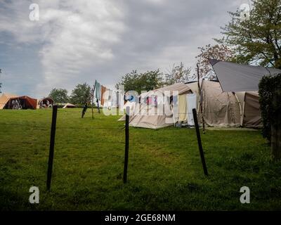 Teuvenderberg, Süd-Limburg, Niederlande. August 2021. Eine Reihe von Kleidung hängt außerhalb eines Zeltes in einem Campingplatz in der Natur platziert gesehen. JubilÃ¤Jahr 2020, anlässlich der zehnten Ausgabe des Niederländischen Bergfilmfestivals und in voller Tradition der „Umwege in den Alpen“, wurde eine neue Wanderroute eingerichtet, der Niederländische Bergweg. Diese Route ist eine zerklüftete Wanderung von über 100 km, die die sieben steilsten Berggipfel in Süd-Limburg verbindet. Die Route beginnt am Wilhelminaberg in Landgraaf und endet am Observant in Maastricht. Sie ist nicht die längste, aber sie ist die härteste Strecke geworden Stockfoto