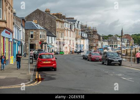 Blick entlang der Strandstraße von Stuart Street > Guildford Street in Millport, Isle of Cumbrae zeigt Einheimischen und Touristen und die lokalen Cafés, BA Stockfoto