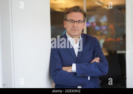 Berlin, Deutschland. August 2021. Claus Strunz, Leiter der Programmplanung, steht vor dem Kontrollraum des Fernsehsenders Bild TV. Deutschlands bekannteste Boulevardzeitung "Bild" wird künftig auch als Fernsehen erhältlich sein. Ab dem 22. August 2021 wird die journalistische Marke mit einem 24-Stunden-Programm mit privaten und öffentlichen Fernsehsendern konkurrieren. (To dpa setzt 'Bild' jetzt auch auf 'Glotze') Quelle: Jörg Carstensen/dpa/Alamy Live News Stockfoto