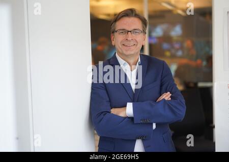 Berlin, Deutschland. August 2021. Claus Strunz, Leiter der Programmplanung, steht vor dem Kontrollraum des Fernsehsenders Bild TV. Deutschlands bekannteste Boulevardzeitung "Bild" wird künftig auch als Fernsehen erhältlich sein. Ab dem 22. August 2021 wird die journalistische Marke mit einem 24-Stunden-Programm mit privaten und öffentlichen Fernsehsendern konkurrieren. (To dpa setzt 'Bild' jetzt auch auf 'Glotze') Quelle: Jörg Carstensen/dpa/Alamy Live News Stockfoto