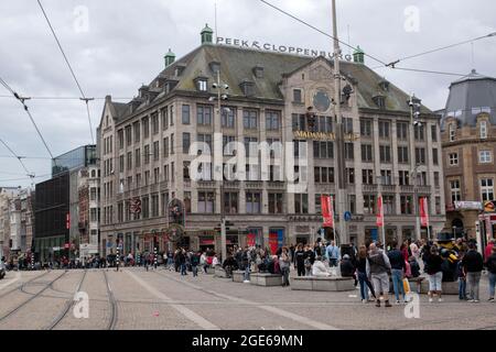 Auf dem Dam-Platz das Madame Tussaud und der PC-Store in Amsterdam, Niederlande 16-8-2021 Stockfoto