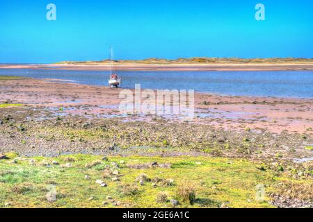 Ravensglass Cumbria England UK Blick auf Boot und Meer im Küstendorf in der Nähe des Lake District Bunte hdr Stockfoto