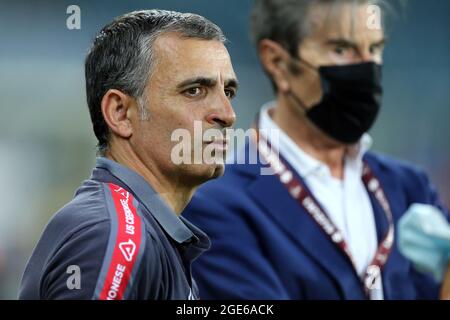 Turin, Italien. 15. August 2021. Fabio Pecchia, Cheftrainer von uns Cremonesen, schaut während des Coppa Italia-Spiels zwischen dem FC Turin und uns Cremonesen im Stadio Olimpico Grande Torino auf Stockfoto