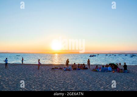 Arcachon (Südwestfrankreich): Touristen, die den Sonnenuntergang über dem Atlantik vom Strand „Plage du Pereire“ aus genießen. Gruppe von Leuten am Strand Stockfoto