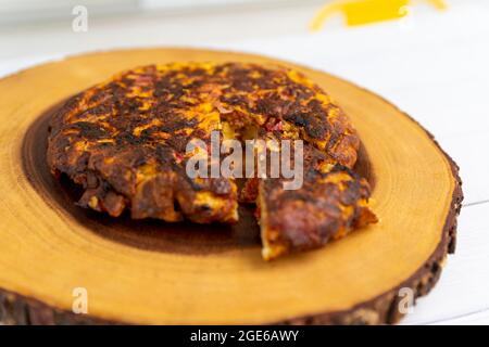 Traditionelles spanisches Omelett auf Holztisch, Hauskost Stockfoto