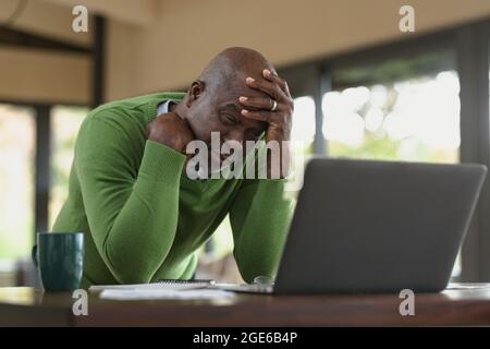 Betonte Senior african american Mann in der modernen Küche macht Videoanruf Stockfoto