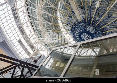 Kreatives Bürointerieur. Blick auf die Wand und das Metalldesign des Business Centers Stockfoto