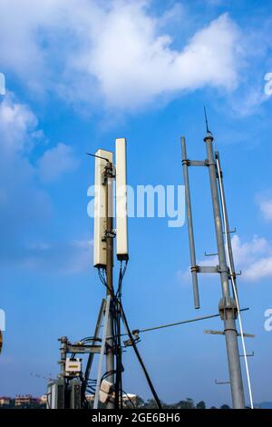 Signal Transmitter Pol auf der Oberseite des Gebäudes Stockfoto