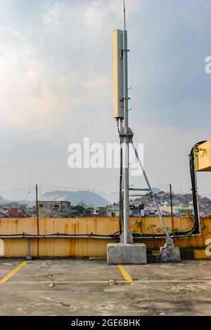 Signal Transmitter Pol auf der Oberseite des Gebäudes Stockfoto