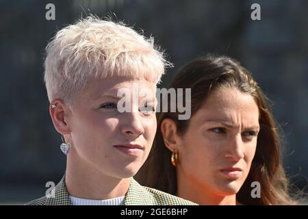 Prag, Tschechische Republik. August 2021. Die tschechische Beachvolleyballspielerin Marie Sara Stochlova, links, nimmt am 2021 17. August 2021 an einer Pressekonferenz zur World Tour 2 Star in Prag, Tschechien, Teil. Quelle: Michal Kamaryt/CTK Photo/Alamy Live News Stockfoto