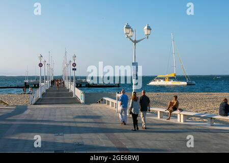 Arcachon (Südwestfrankreich): Touristen auf dem Pier „Jetee Thiers“ und Überblick über das Meer Stockfoto