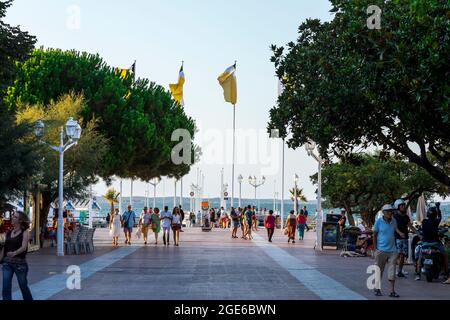 Arcachon (Südwestfrankreich): Touristen auf dem Pier „Jetee Thiers“ und blauen, weißen und gelben Fahnen der Stadt Arcachon Stockfoto