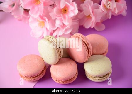 Bunte Macarons Kuchen. Kleine französische Kuchen. Süße und bunte französische Makronen, bunte Mandelgebäck, Pastellfarben Stockfoto