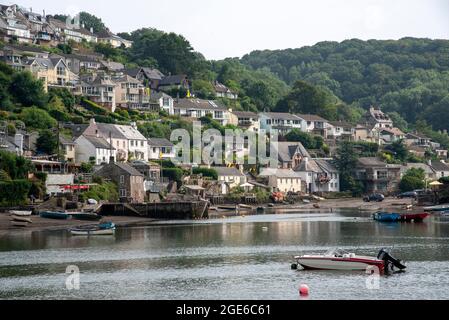 Noss Mayo und Newton Ferrers, Devon, England, Großbritannien. 2021. Noss Mayo über den Yealm-Fluss von Newton Ferrers aus gesehen ein attraktives Wohngebiet Stockfoto