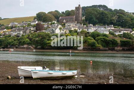 Noss Mayo und Newton Ferrers, Devon, England, Großbritannien. 2021. Noss Mayo gesehen über den Yealm Fluss von Newton Ferrers ein attraktives Wohngebiet in S Stockfoto