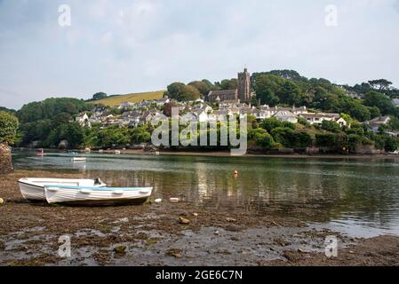 Noss Mayo und Newton Ferrers, Devon, England, Großbritannien. 2021. Noss Mayo gesehen über den Yealm Fluss von Newton Ferrers ein attraktives Wohngebiet in S Stockfoto