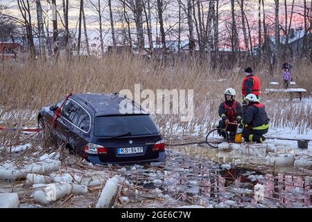 Das Auto brach in das Eis ein und ertrank im See. Arbeit des Rettungsdienstes Stockfoto