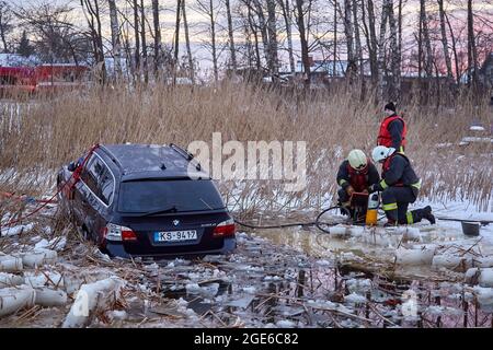 Das Auto brach in das Eis ein und ertrank im See. Arbeit des Rettungsdienstes Stockfoto