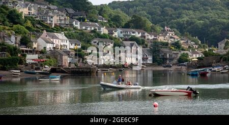 Noss Mayo und Newton Ferrers, Devon, England, Großbritannien. 2021. Noss Mayo über den Yealm-Fluss von Newton Ferrers aus gesehen ein attraktives Wohngebiet Stockfoto