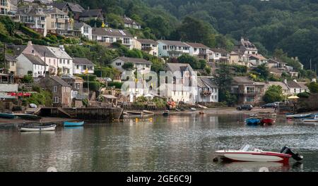 Noss Mayo und Newton Ferrers, Devon, England, Großbritannien. 2021. Noss Mayo über den Yealm-Fluss von Newton Ferrers aus gesehen ein attraktives Wohngebiet Stockfoto