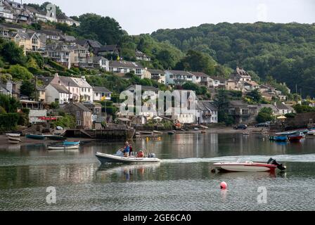 Noss Mayo und Newton Ferrers, Devon, England, Großbritannien. 2021. Noss Mayo über den Yealm-Fluss von Newton Ferrers aus gesehen ein attraktives Wohngebiet Stockfoto