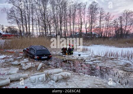 Das Auto brach in das Eis ein und ertrank im See. Arbeit des Rettungsdienstes Stockfoto