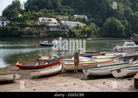 Noss Mayo und Newton Ferrers, Devon, England, Großbritannien. 2021. Noss Mayo gesehen über den Yealm Fluss von Newton Ferrers ein attraktives Wohngebiet in S Stockfoto