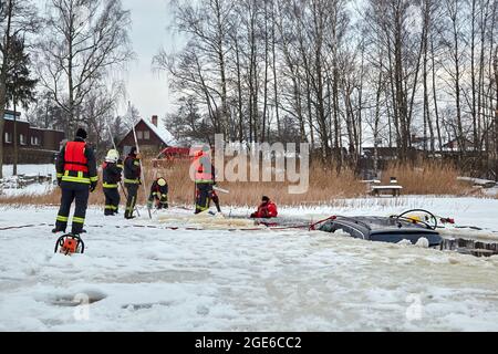 Das Auto brach in das Eis ein und ertrank im See. Arbeit des Rettungsdienstes Stockfoto