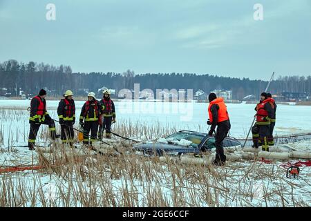 Das Auto brach in das Eis ein und ertrank im See. Arbeit des Rettungsdienstes Stockfoto