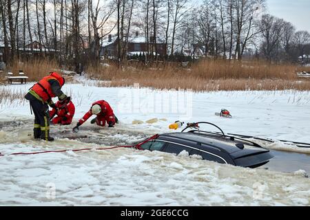 Das Auto brach in das Eis ein und ertrank im See. Arbeit des Rettungsdienstes Stockfoto