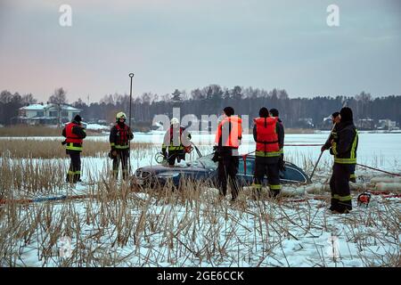 Das Auto brach in das Eis ein und ertrank im See. Arbeit des Rettungsdienstes Stockfoto