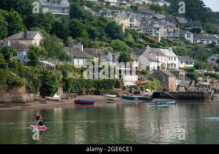 Noss Mayo und Newton Ferrers, Devon, England, Großbritannien. 2021. Noss Mayo gesehen über den Yealm Fluss von Newton Ferrers ein attraktives Wohngebiet in S Stockfoto