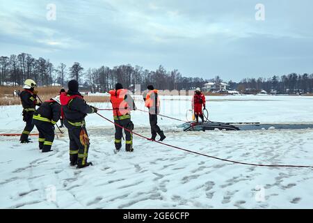 Das Auto brach in das Eis ein und ertrank im See. Arbeit des Rettungsdienstes Stockfoto