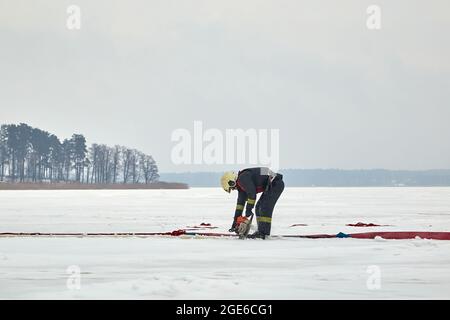 Das Auto brach in das Eis ein und ertrank im See. Arbeit des Rettungsdienstes Stockfoto