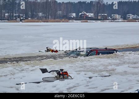 Das Auto brach in das Eis ein und ertrank im See. Arbeit des Rettungsdienstes Stockfoto