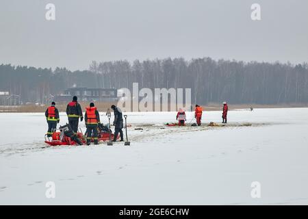 Das Auto brach in das Eis ein und ertrank im See. Arbeit des Rettungsdienstes Stockfoto