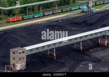 Horni Pocaply, Tschechische Republik. August 2021. Das Kohlekraftwerk Melnik III wurde am 17. August 2021 in Horni Pocaply, Bezirk Melnik, Tschechien, endgültig stillgelegt. Auf dem Foto ist ein Kohlelager am Kraftwerk zu sehen. Quelle: VIT Cerny/CTK Photo/Alamy Live News Stockfoto