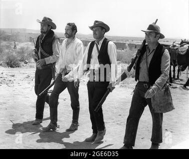 BEN JOHNSON WARREN OATES WILLIAM HOLDEN und ERNEST BORGNINE in THE WILD BUNCH 1969 Regie SAM PECKINPAH Geschichte Walon Green und Roy N. Sickner Drehbuch Walon Green und Sam Peckinpah Musik Jerry Fielding Produzent Phil Feldman Warner Bros. / Seven Arts Stockfoto