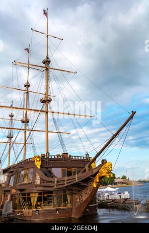 SANKT PETERSBURG, RUSSLAND-26. JULI 2015: The Flying Dutchman Restaurant Complex on Mytninskaya Embankment, Saint Petersburg, Russia Stockfoto